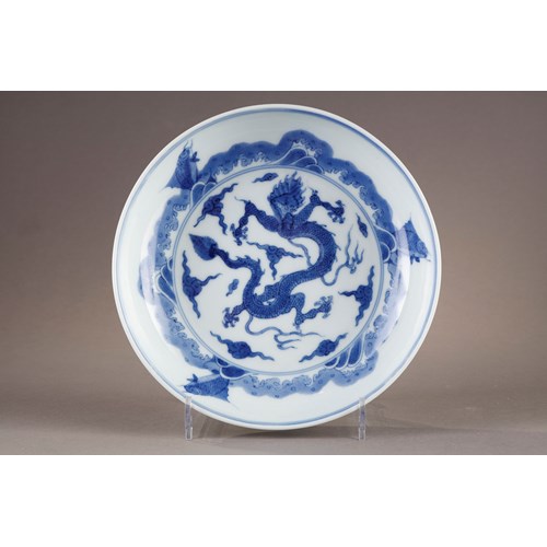 Small cup of white blue porcelain with decor of a dragon in the clouds and fish - China mark Chenghua Kangxi period 1662/1722